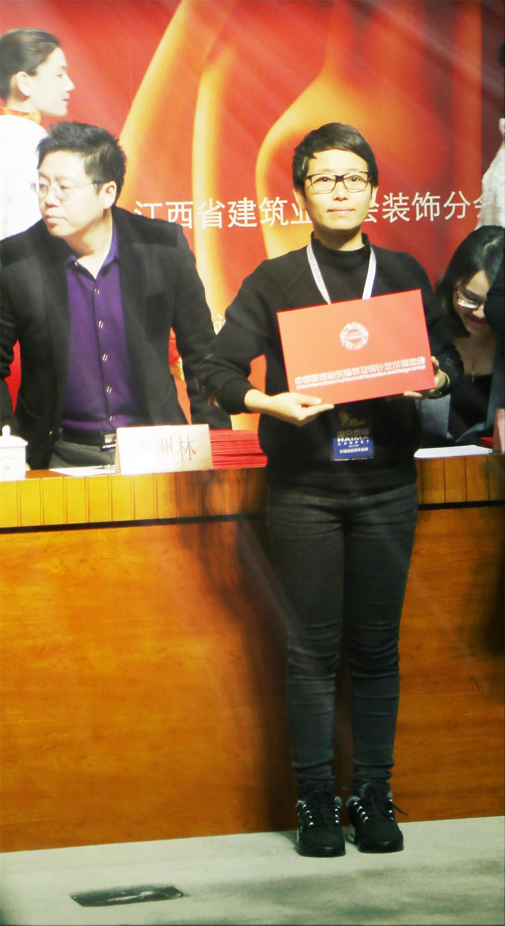 創(chuàng)藝中心一部副總監(jiān)姚美菊代表上臺領(lǐng)獎2.jpg