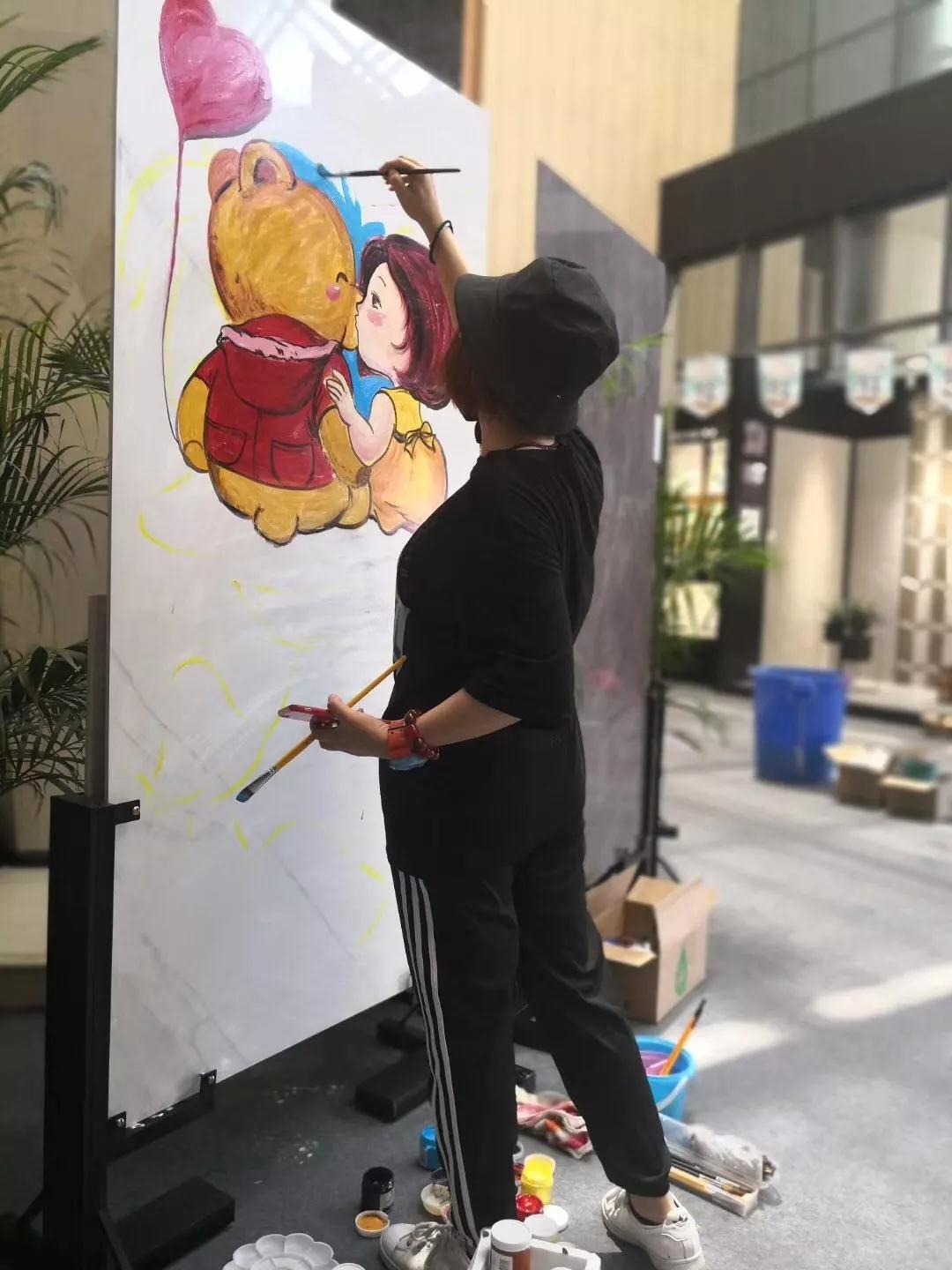 名插畫(huà)師龍躉在格萊斯new pearl大板創(chuàng)作 (1).jpg